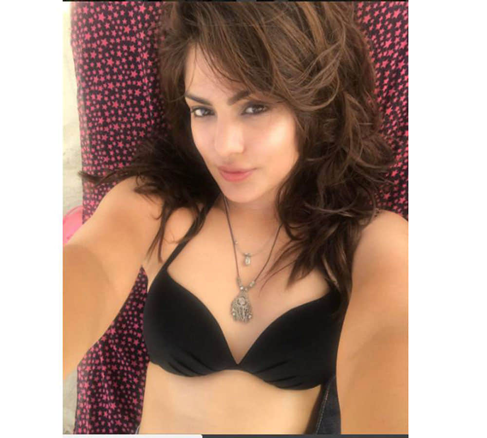 bollywood actress riya chakrabaroty share her braless photo