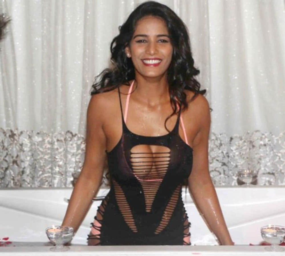 poonam pandey share her half naked photo