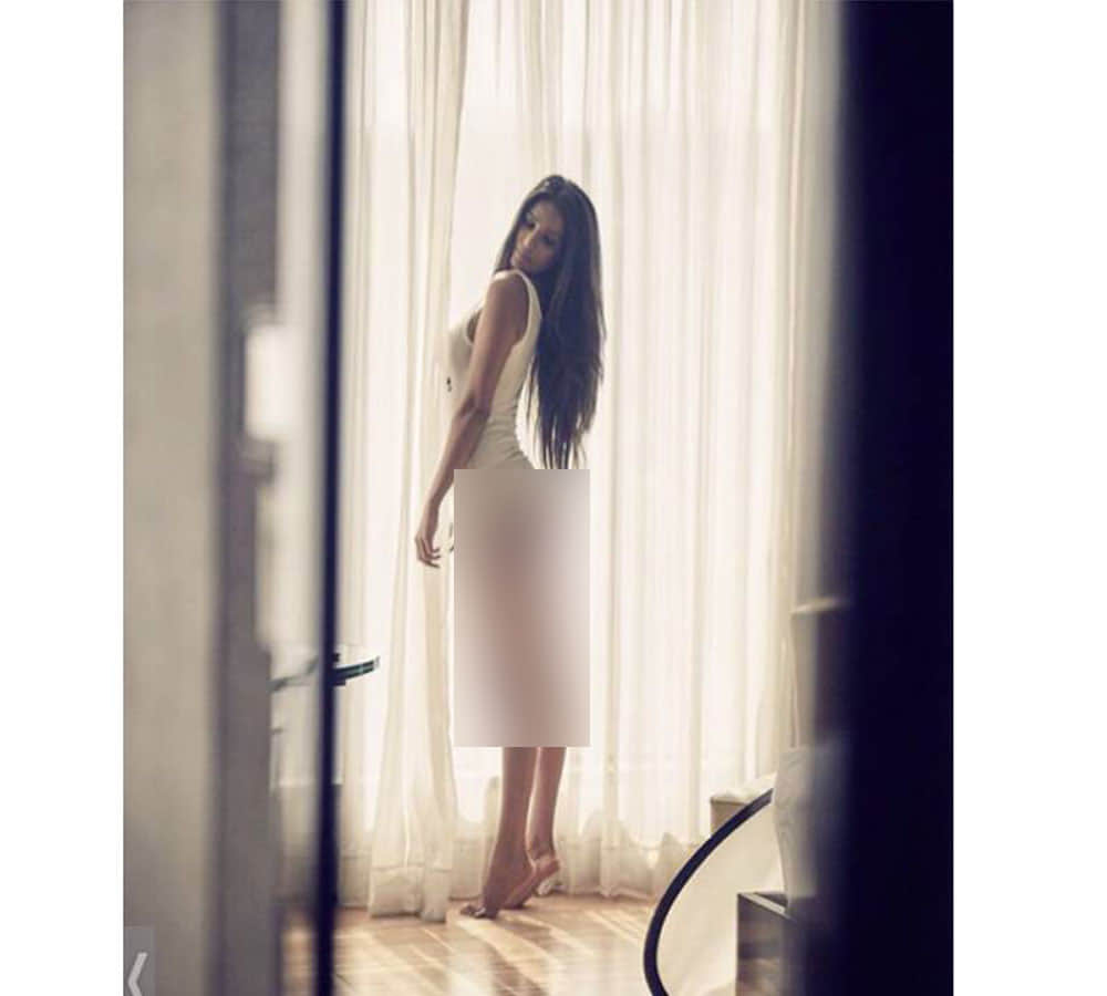 poonam pandey share her half naked photo