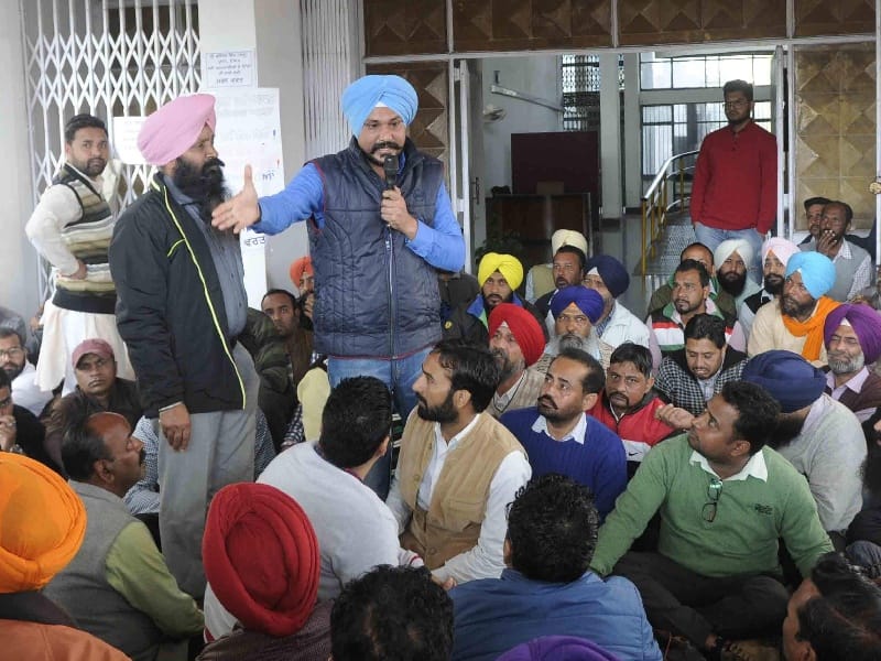 Punjabi University, employee, hoop VC office, 10 employees on hunger strike, Patiala