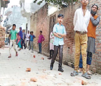 byke ki takkar se dopakshon mein sangharsh