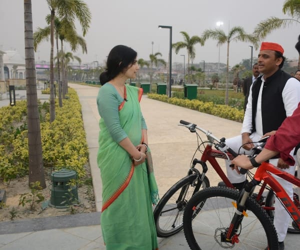 akhilesh yadav on gomati river front.