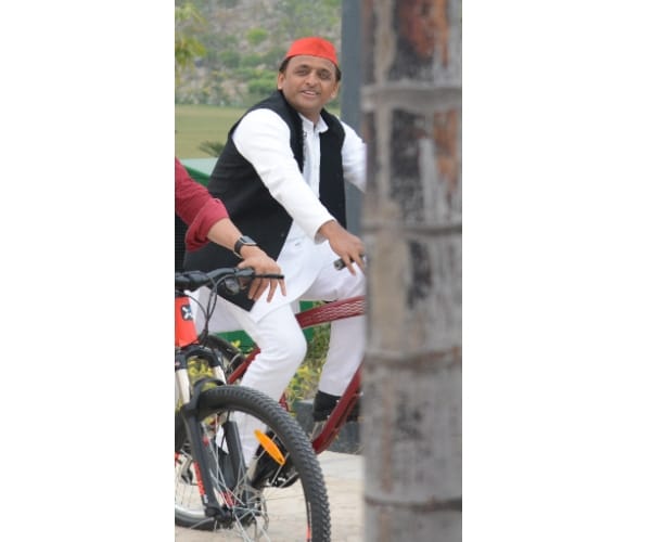  akhilesh yadav on gomati river front.