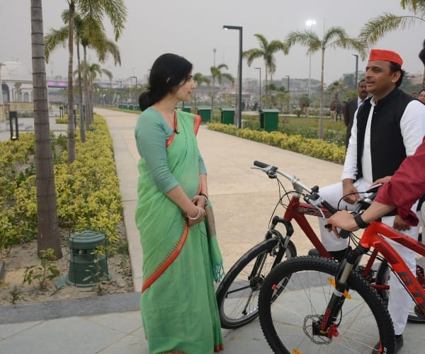  akhilesh yadav on gomati river front.