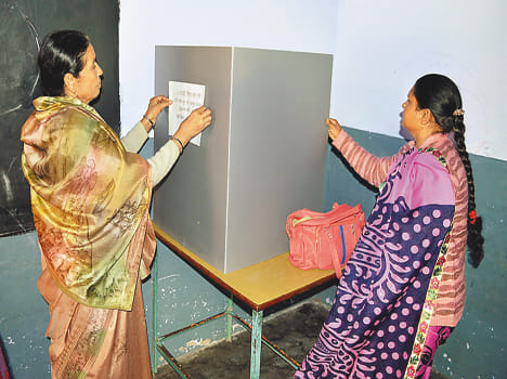The parties reached the polling booths amid chaos