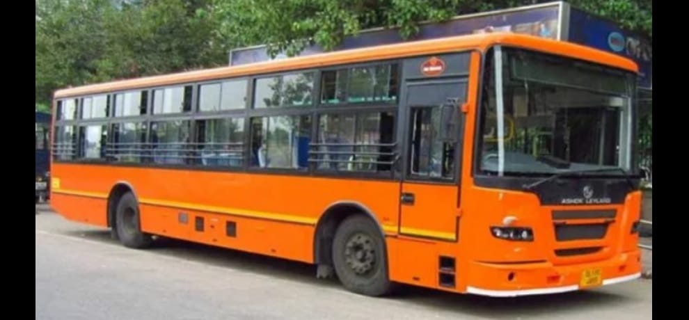 Criminals looted cluster bus in Delhi