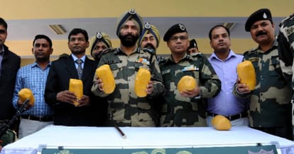 bsf caught 1 kg heroine from indo pak border, punjab news