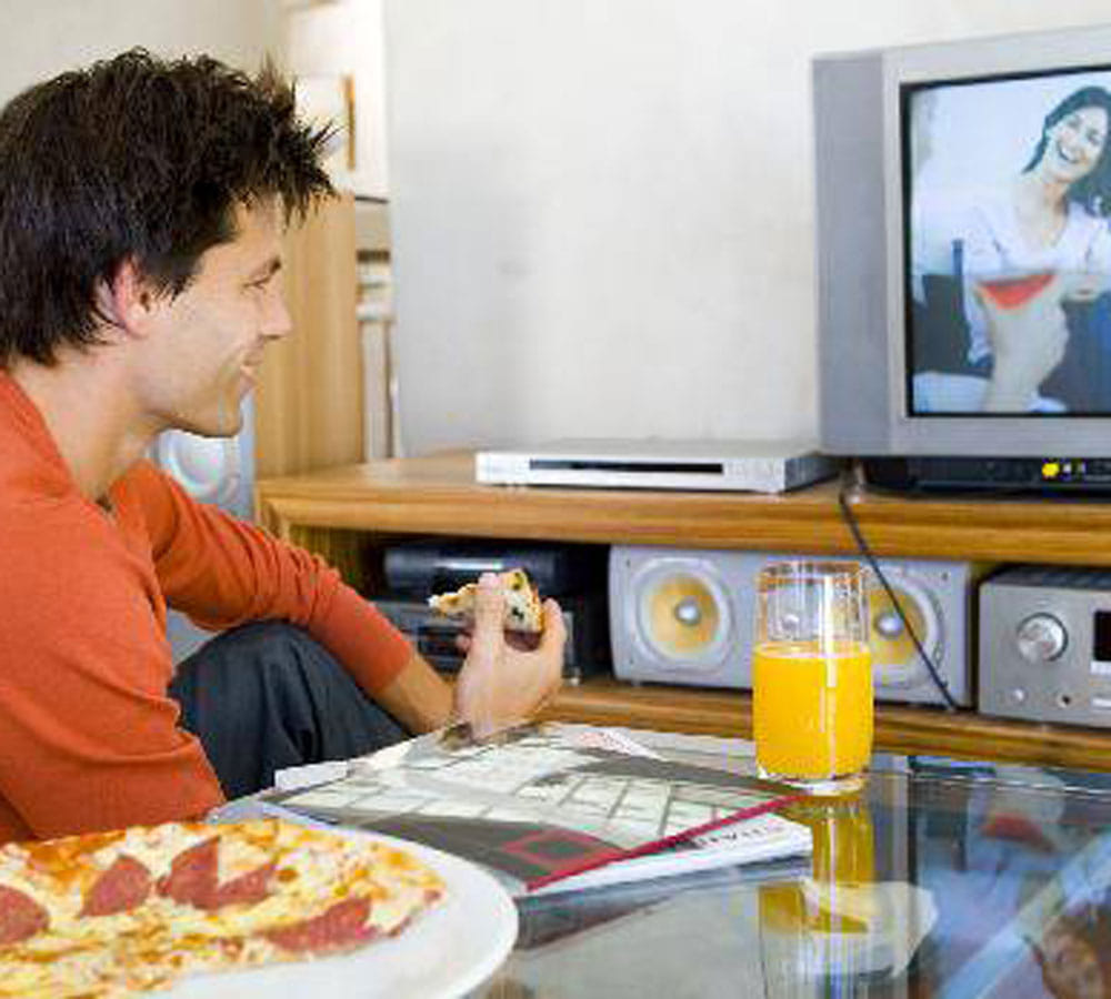 watching television while eating can be dangerous to health