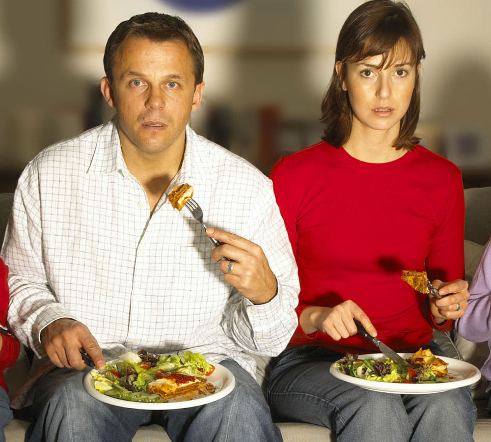 watching television while eating can be dangerous to health