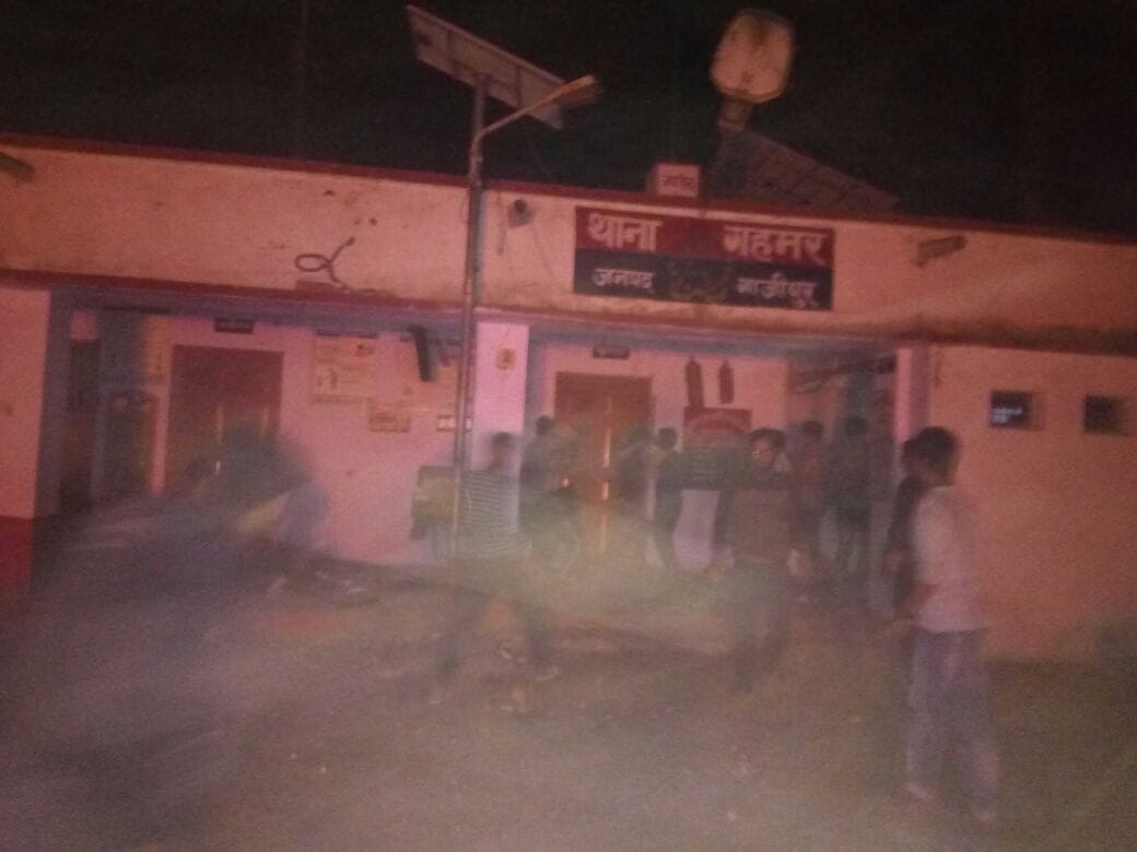 Ghazipur Truck overturns, killing four villagers torch police station