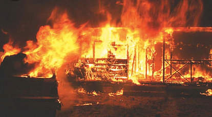 four persons died in accident, villagers Set fire to the police station in Ghazipur