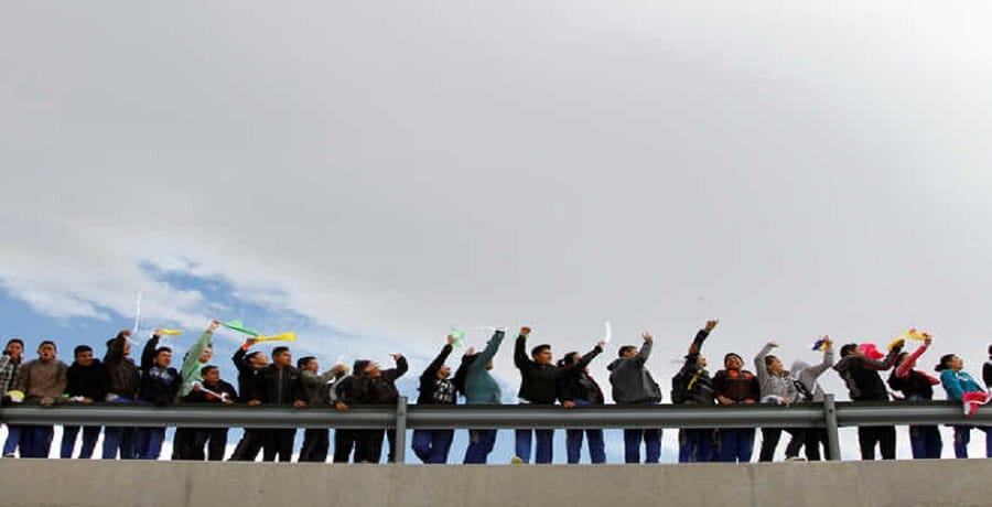 Mexicans form ‘human wall’ along US border to protest Trump