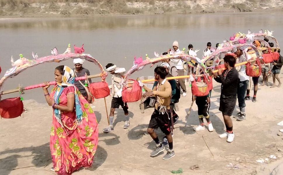 ganga tat par badhatee ja rahee hai kaanvadiyon kee bheed