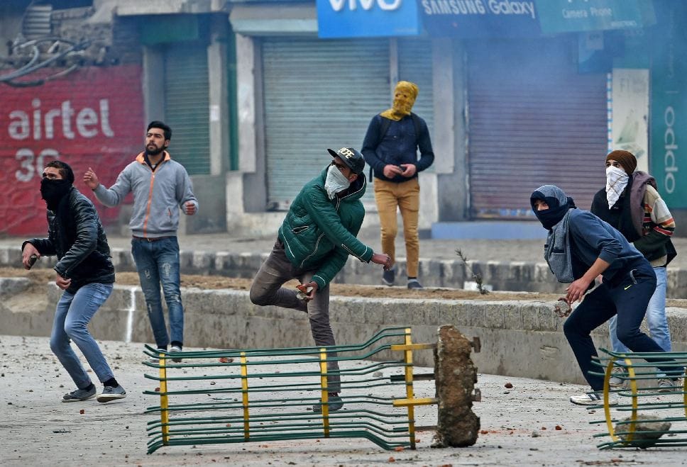 student clash with police in budgam