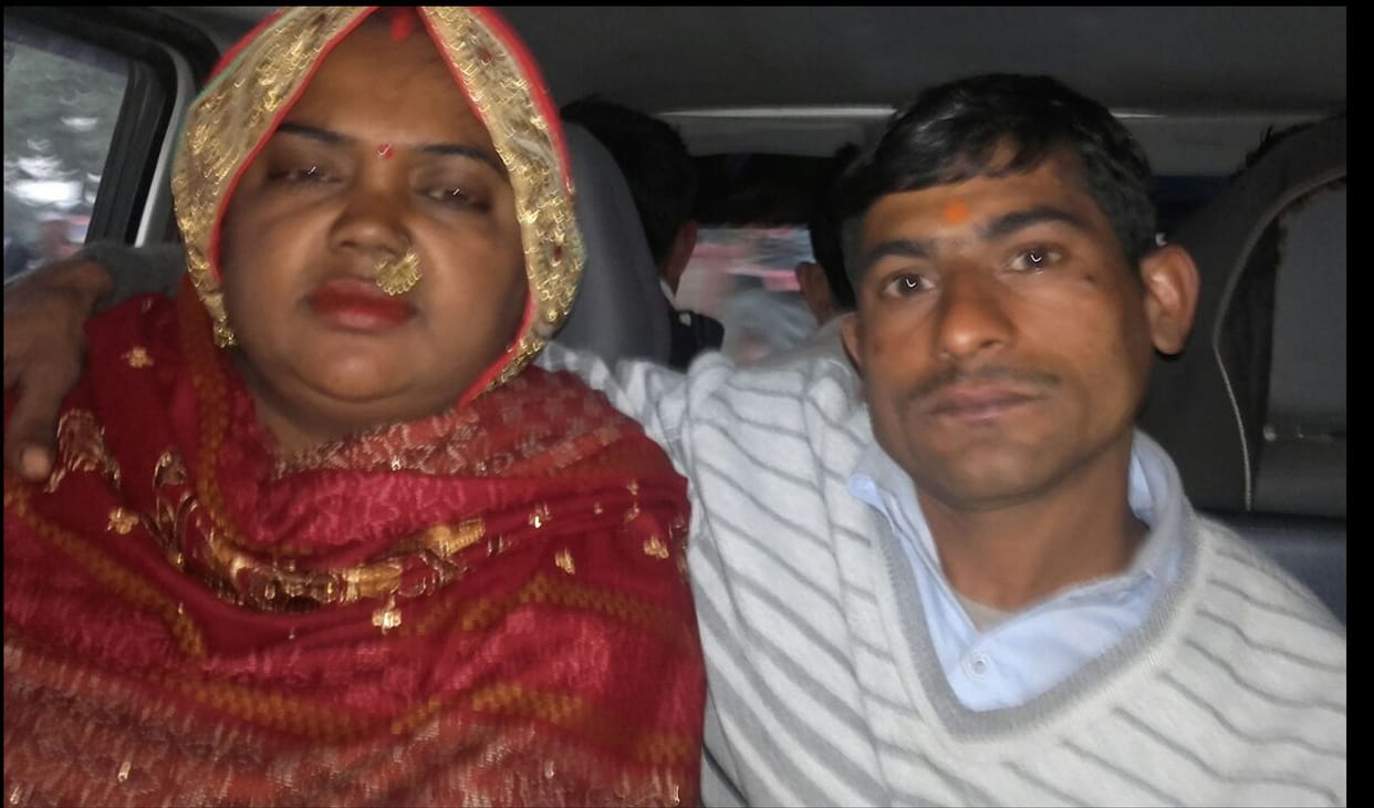 nasheela padaarth khilaakar dulhan nakadee, jevar lekar pharaar