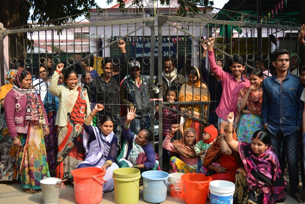 People lock the gate of women hospital for water and electricity