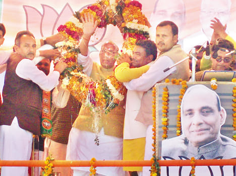 Lying down on the bed by the Congress-BJP alliance SP