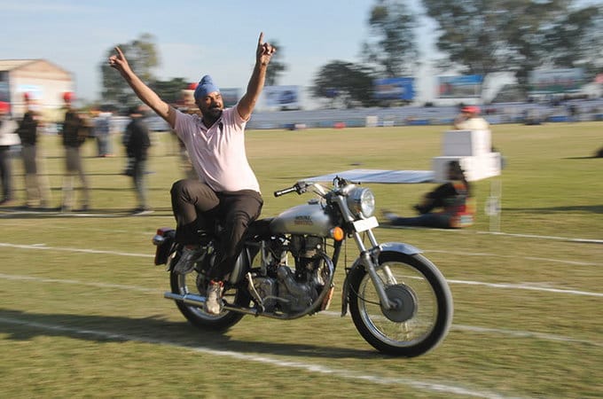 weird people in india, ludhiana boy showed unique stunt and broke his own world record