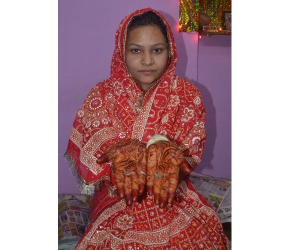 A girl extends her marriage date to cast her vote.