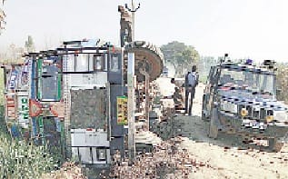 khastahal sadak par truck palte