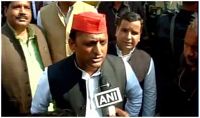 अखिलेश यादव ने सैफई में डाला वोट 