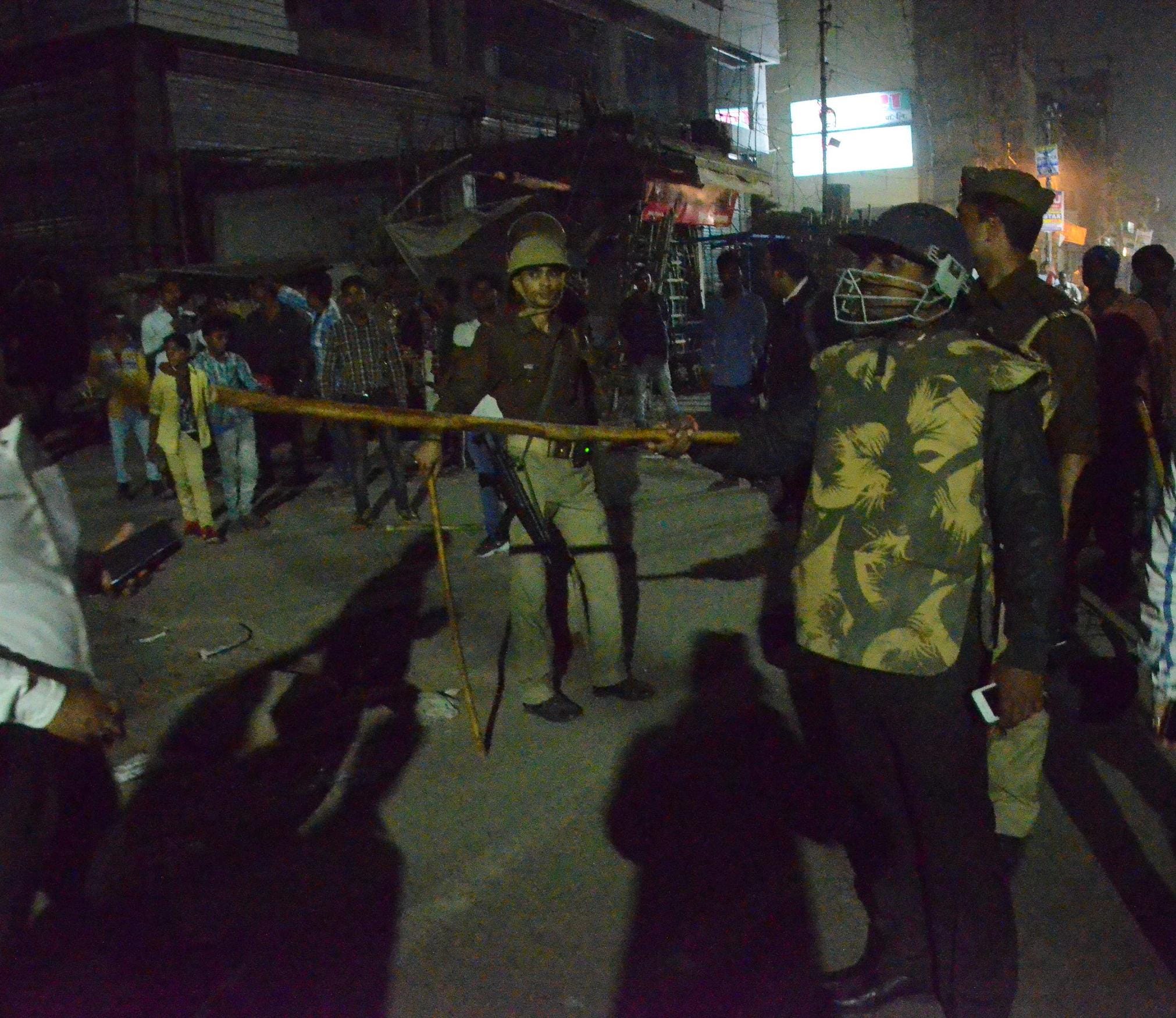 See the pictures, how Lanka become battlefield between BHU students and shopkeepers 