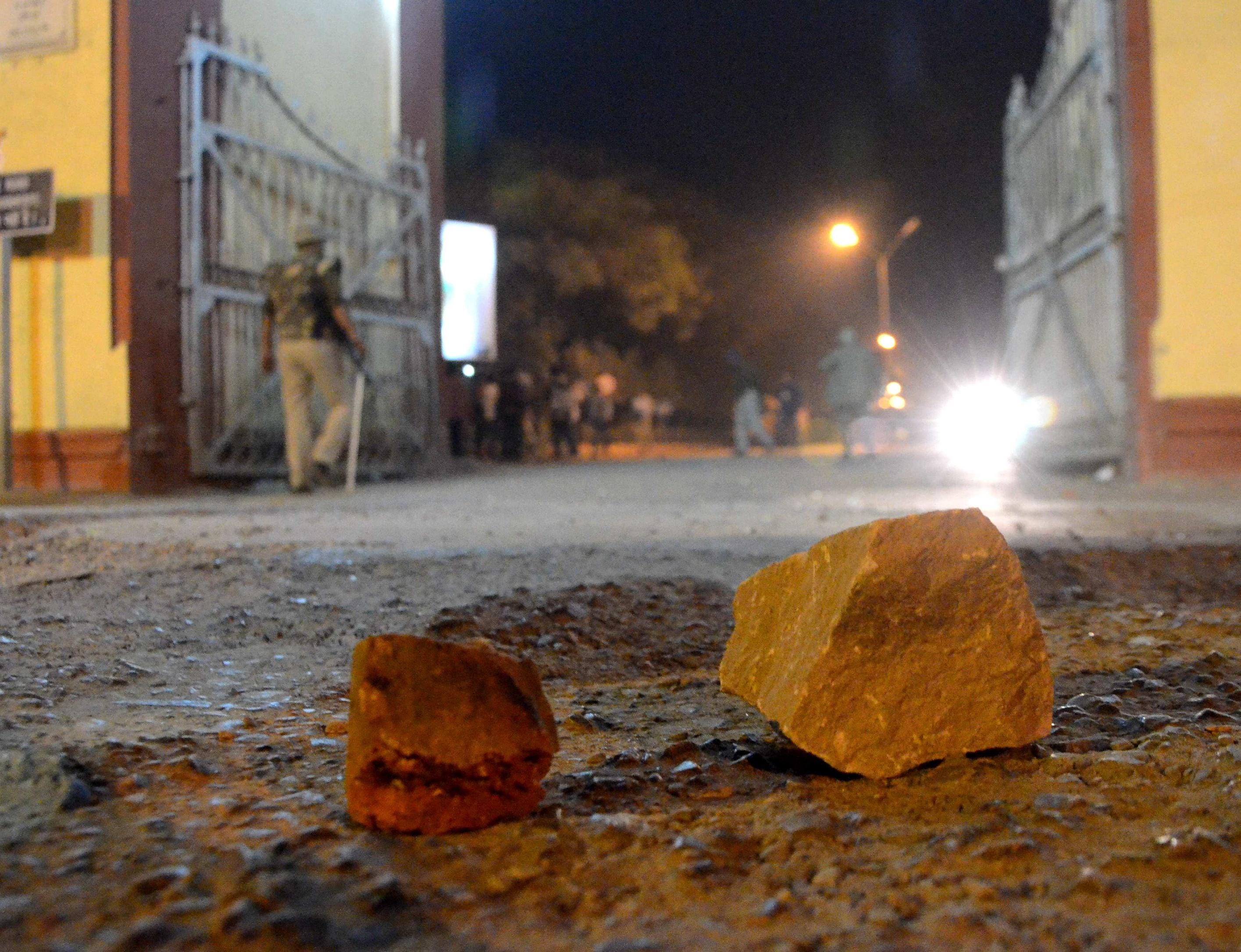 See the pictures, how Lanka become battlefield between BHU students and shopkeepers 