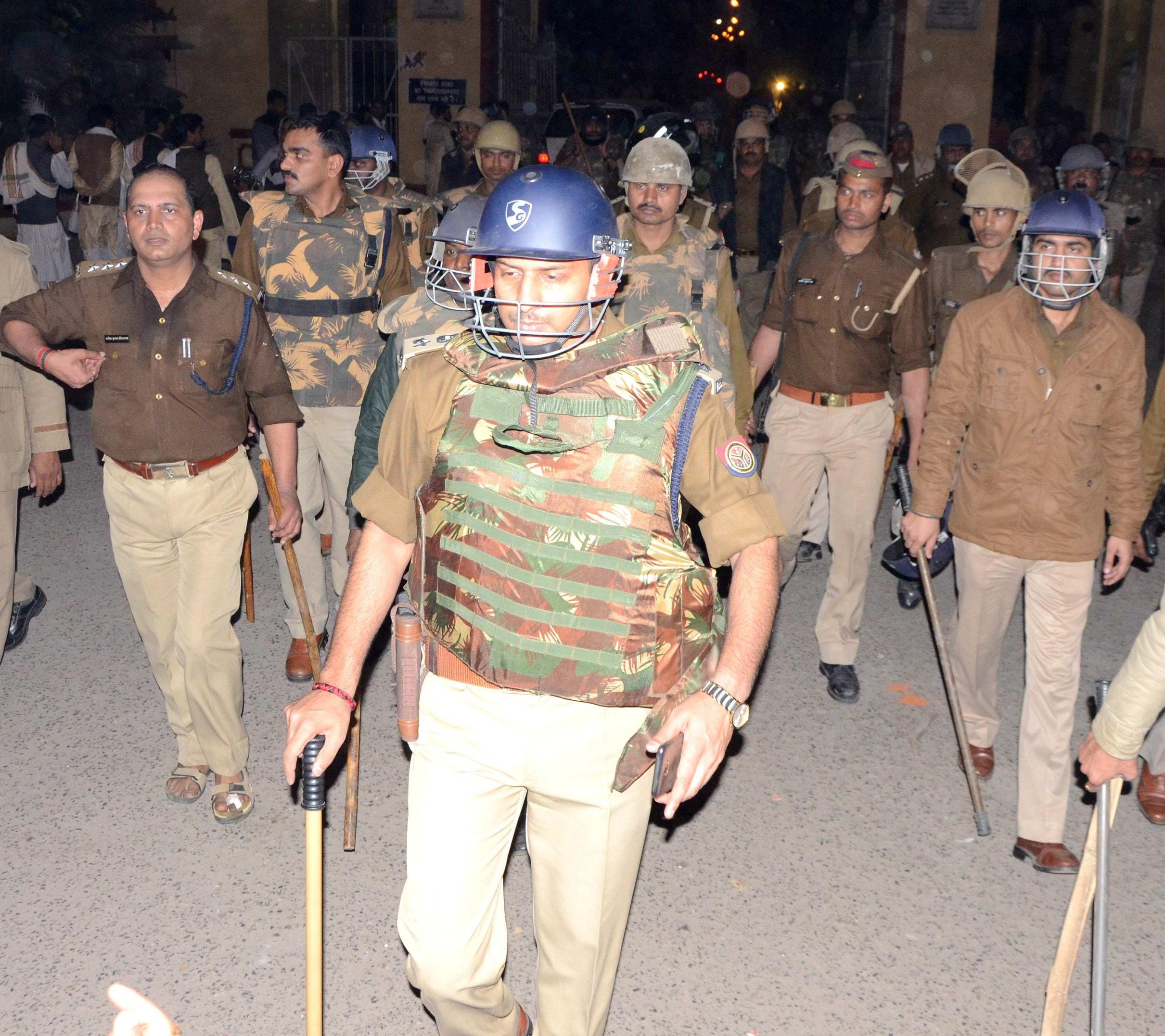 See the pictures, how Lanka become battlefield between BHU students and shopkeepers 