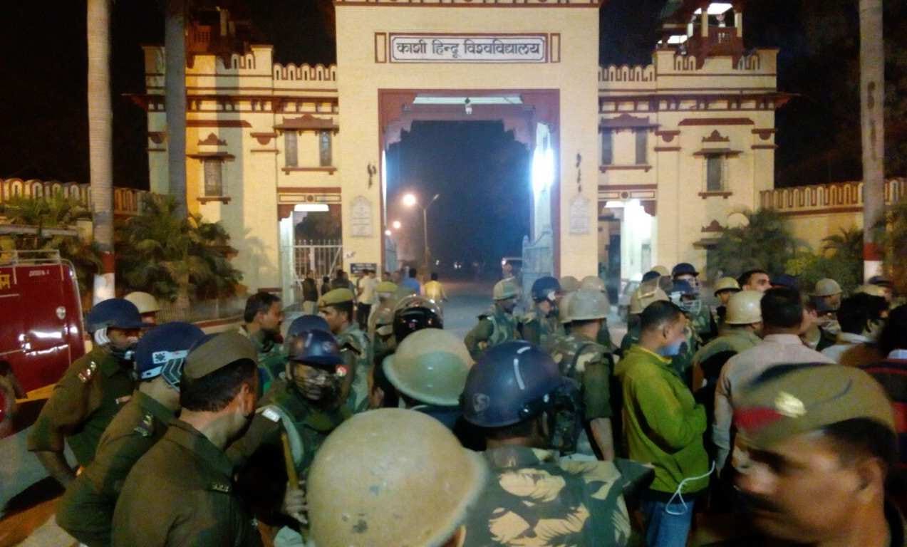 See the pictures, how Lanka become battlefield between BHU students and shopkeepers 