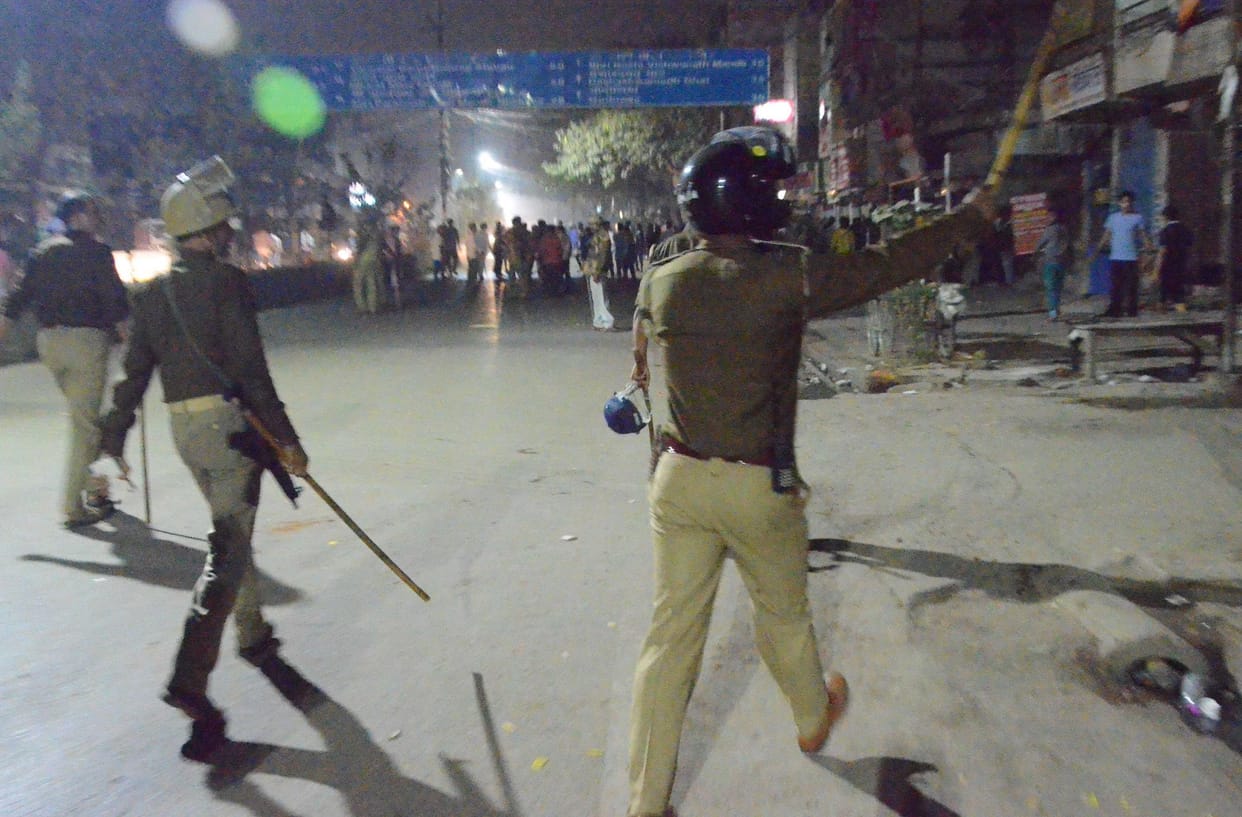 See the pictures, how Lanka become battlefield between BHU students and shopkeepers 