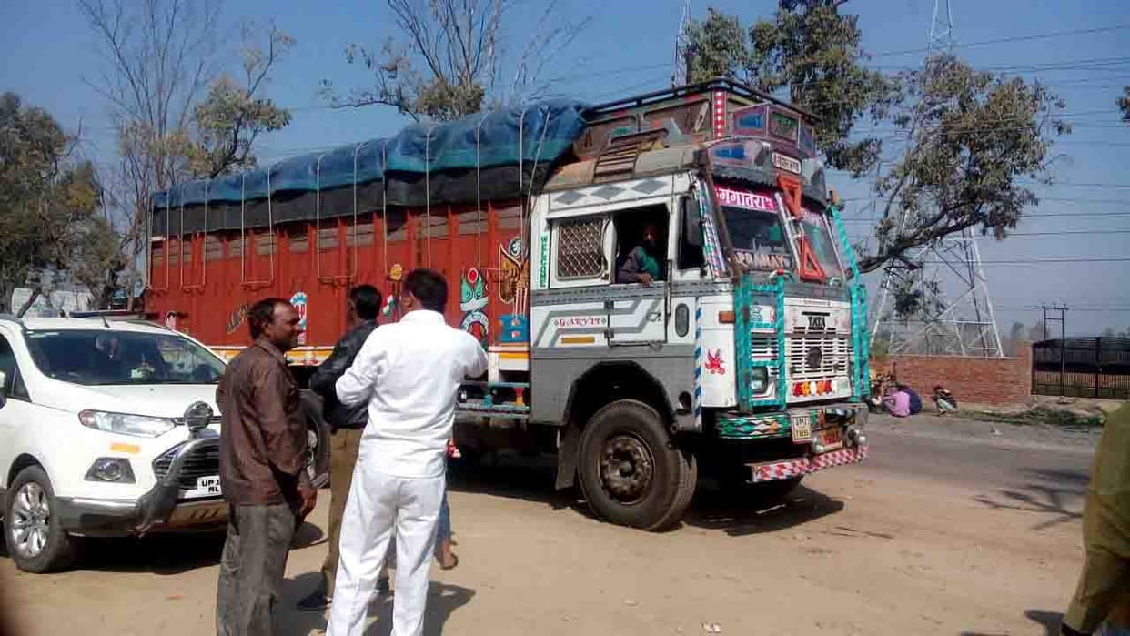 Driver-cleaner truck full of looted Chinese hostage