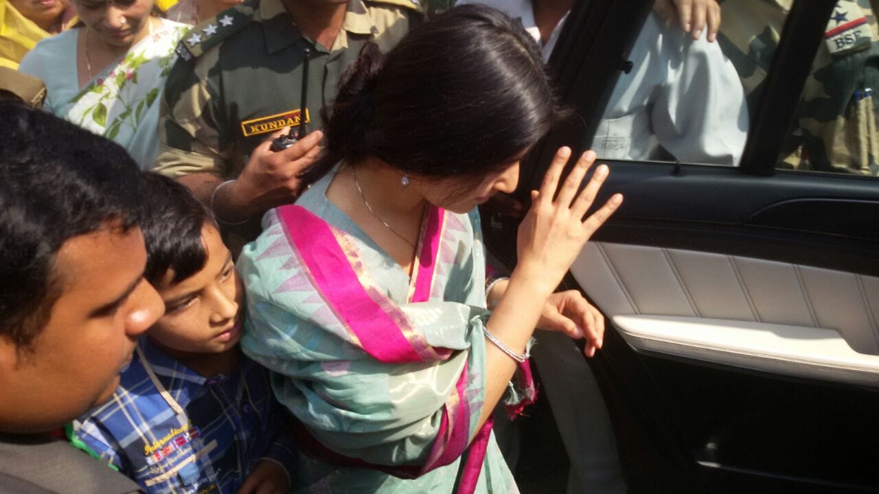 sadhna yadav casts vote with mulayam singh