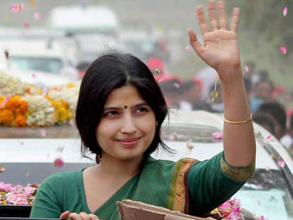 DIMPLE YADAV CASTES HER VOTE 