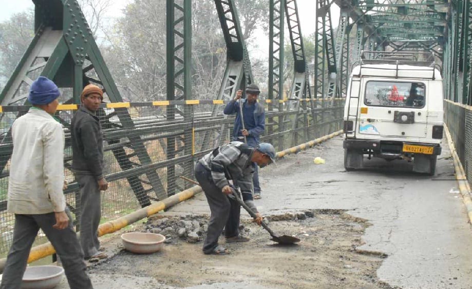 Gomti bridge pose a threat, asphalt removal started Sarayu