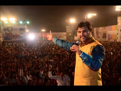 folk singer showered with cash in lakhs in gujrat