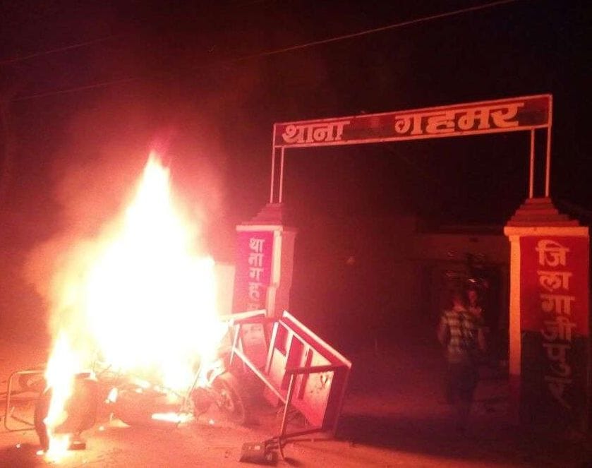 Ghazipur: Gahmar police station Uproar lasted until midnight, arson, see exclusive pictures