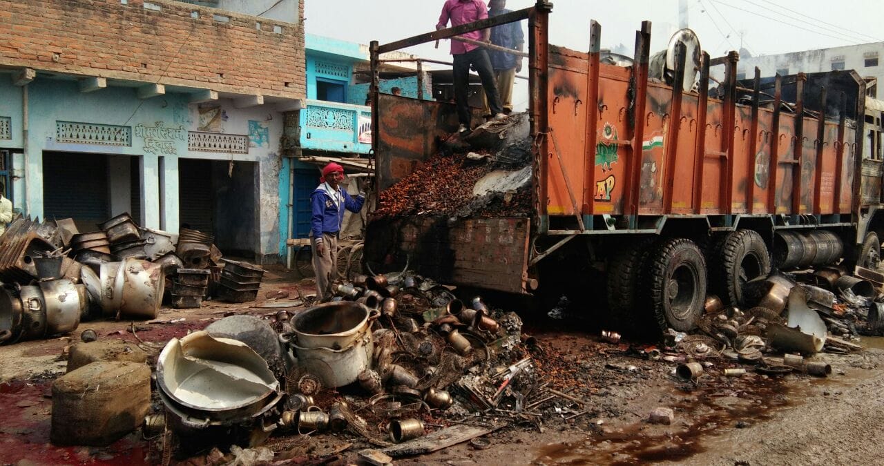 Ghazipur: Gahmar police station Uproar lasted until midnight, arson, see exclusive pictures