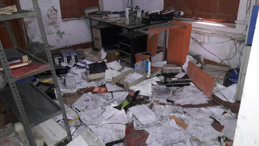 Ghazipur: Gahmar police station Uproar lasted until midnight, arson, see exclusive pictures