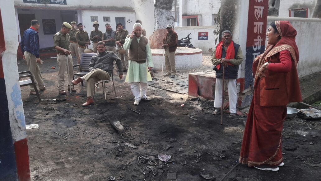 Ghazipur: Gahmar police station Uproar lasted until midnight, arson, see exclusive pictures