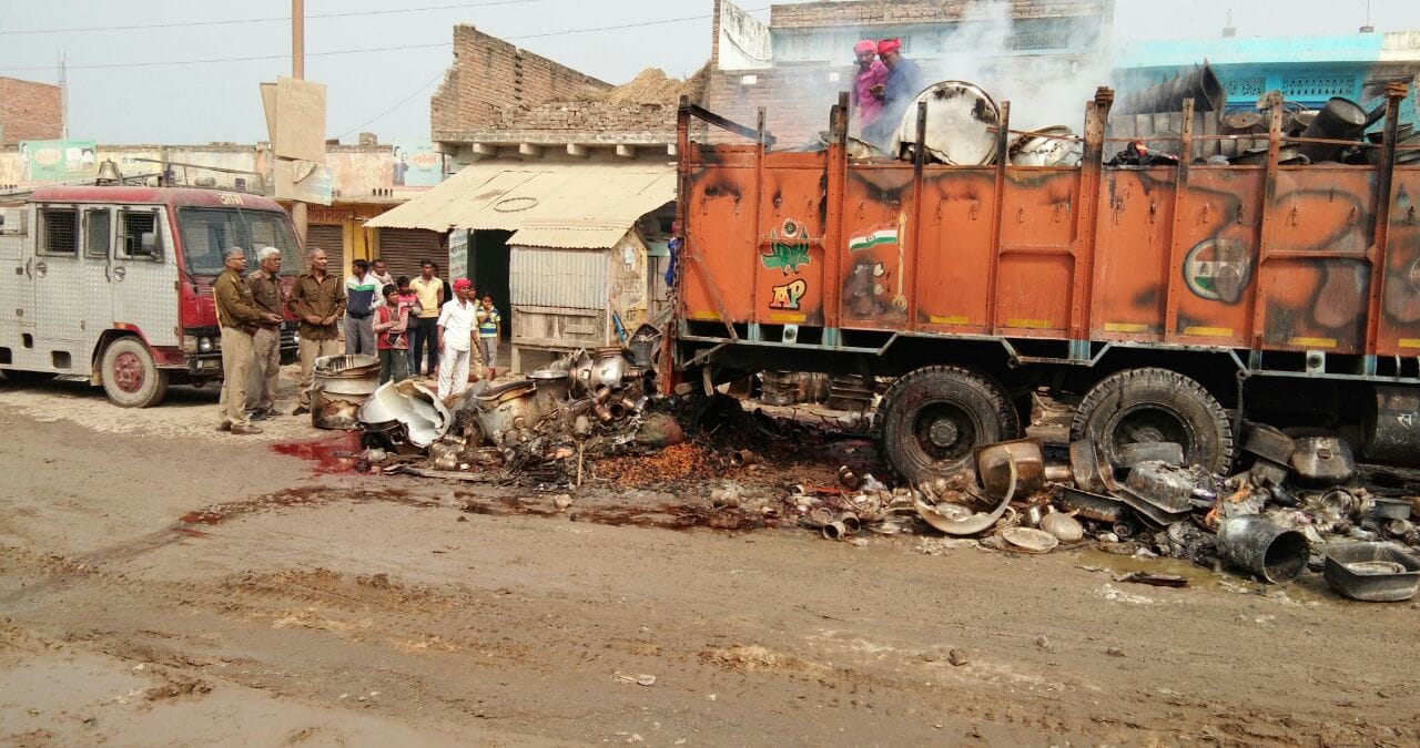 Ghazipur: Gahmar police station Uproar lasted until midnight, arson, see exclusive pictures