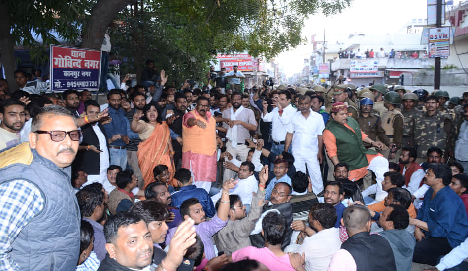 laathi cahrg after bjp congress clash 