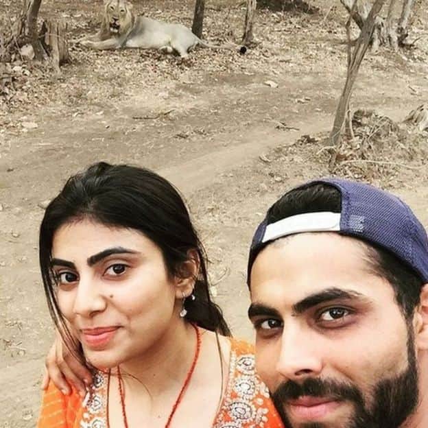 Sir Ravindra Jadeja selfie in front of lion 