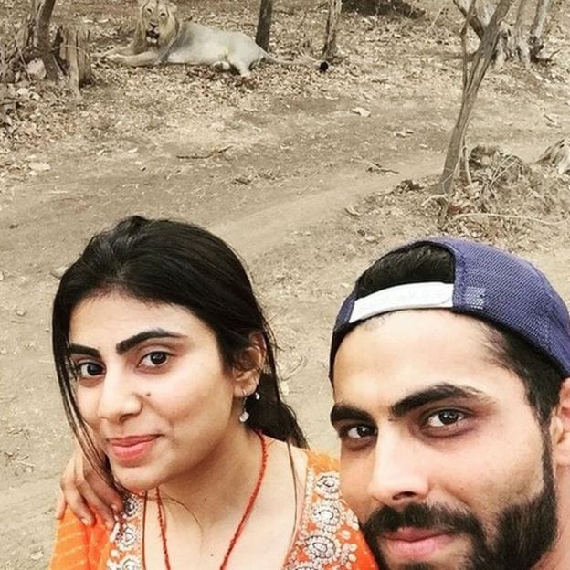 Sir Ravindra Jadeja selfie in front of lion 