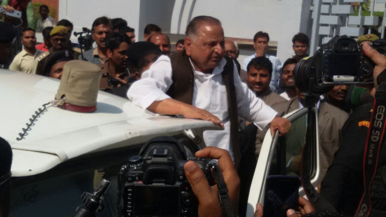 sadhna yadav casts vote with mulayam singh