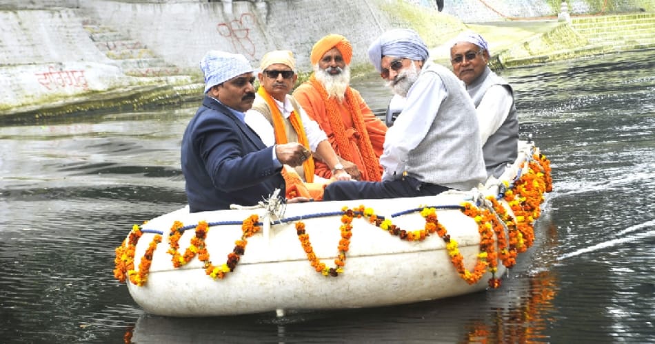 Nitish Kumar saw Sant Balbir Singh Seechewal model