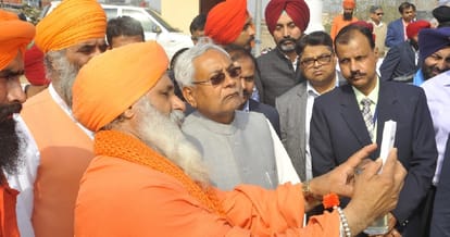 Nitish Kumar saw Sant Balbir Singh Seechewal model