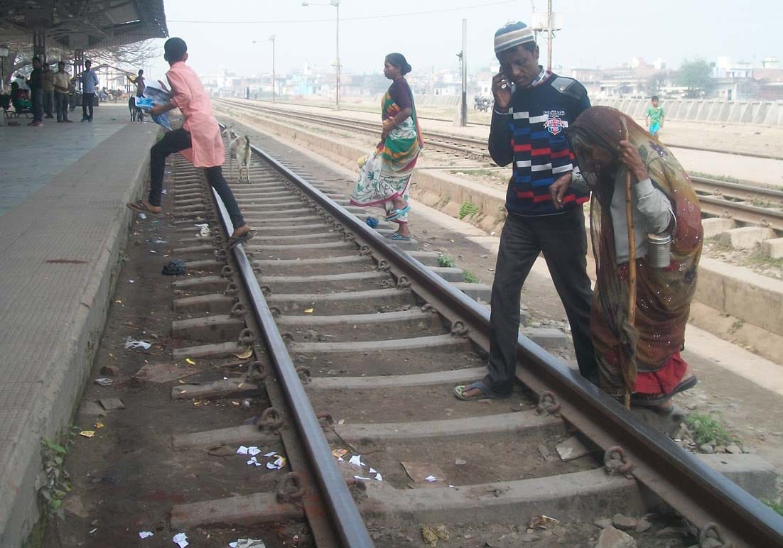 Overbridge crossing the line a distance of two kilometers from becoming increasing