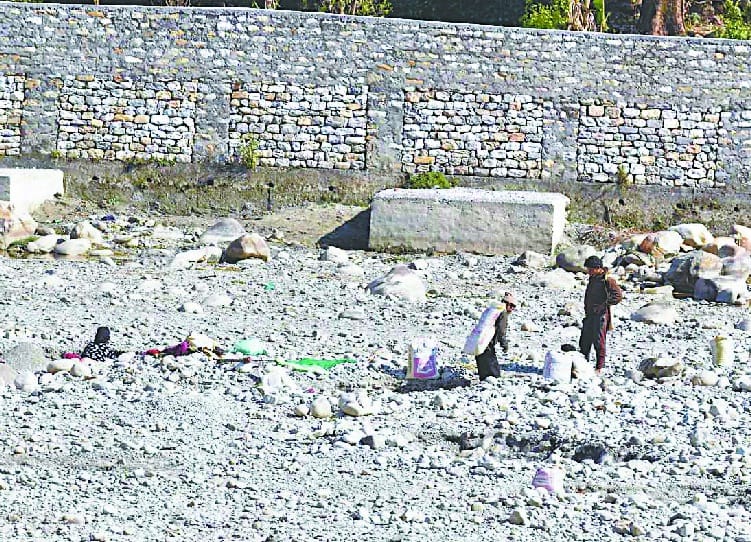 gomti Rampant illegal mining in the river Sarayu