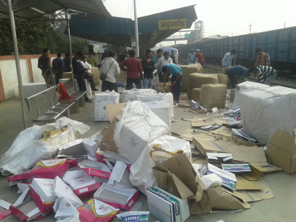  thievs stolen millins goods by cuuting parcel coah in running train