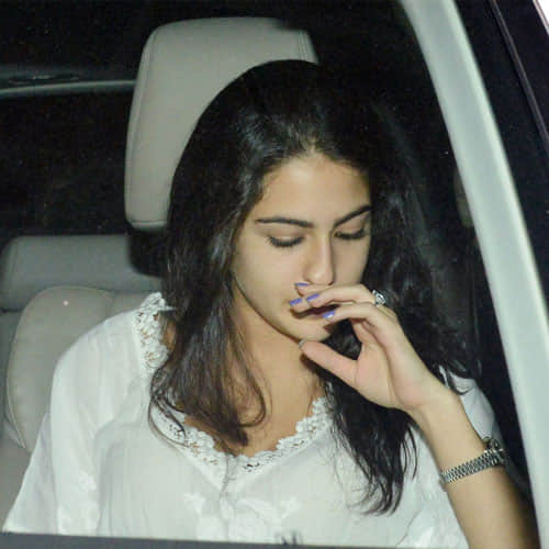 sara ali khan spotted hiding her face by hand